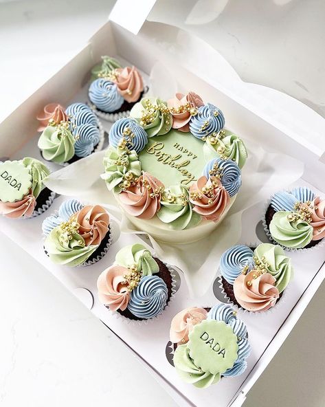 Cake And Cupcakes Combo, Birthday Cake Box Ideas, Boy Cupcake Ideas, Lunch Box Cake, Pet Cake, Cake Designs For Boy, Cupcake Piping, Bento Cakes, Cupcakes For Boys