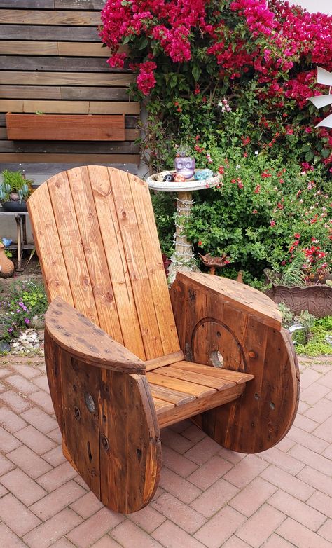 Electric Spool Ideas Diy, Large Spool Projects, Spindle Furniture, Wood Spool Tables, Wooden Spool Projects, Spool Ideas, Spool Chair, Diy Rocking Chair, Backyard Table