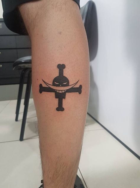 whitebeard one piece tattoo edward newgate panturilha calf Whitebeard One Piece Tattoo, One Piece Hand Tattoo, White Beard Tattoo, Whitebeard Tattoo, White Beard One Piece, One Piece White Beard, Whitebeard One Piece, One Piece Tattoo, Whitebeard Pirates