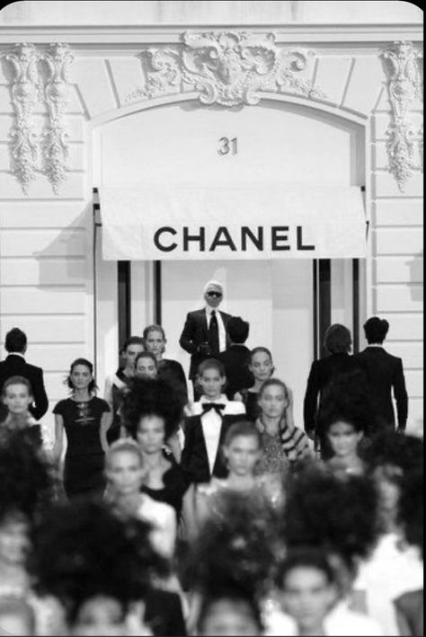 Paris Fashion Week Chanel, Lagerfeld Chanel, Chanel Poster, Patchouli Perfume, Chanel Men, Chanel Black And White, Architecture Quotes, Pink Art Print, Miroslava Duma