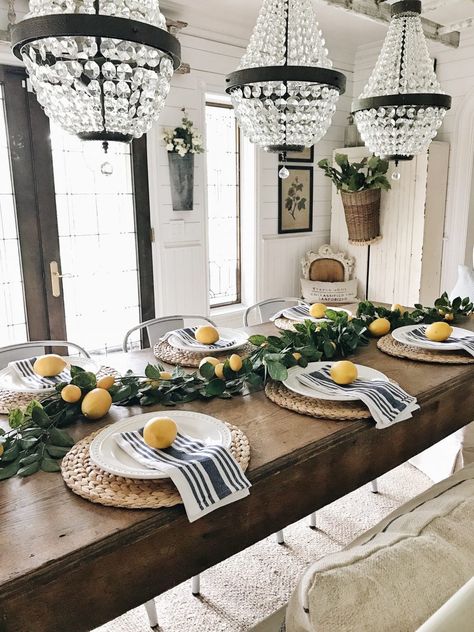 In love with this simple farmhouse lemon decor. Such fun pops of color in farmhouse home decor! Summer Dining Table Decor, Summer Dining Table, Modern Decor Ideas, Lemon Kitchen Decor, Decor Ideas Kitchen, Lemon Kitchen, Summer Dining, Regal Design, Lemon Decor