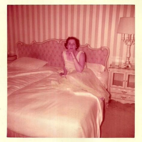 Old Snaps That Show Wallpapers of Bedrooms in the 1950s and ‘60s ~ Vintage Everyday 1950s Bedroom Ideas, 50s Bedroom Aesthetic, 50s Room, 70s Things, 50s Bedroom, 1960s Bedroom, 1950s Bedroom, Show Wallpapers, 1960s Aesthetic