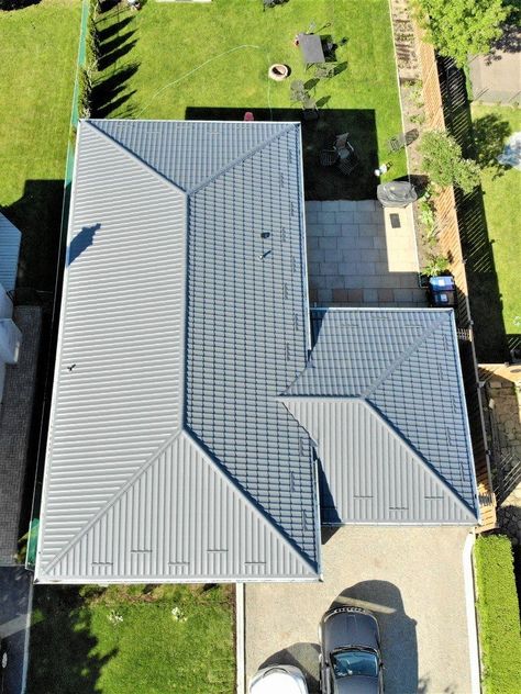 Metal roof in Mississauga installed! - Metal Roof Experts in Ontario, Toronto, Canada. Roofing Sheets Design, Sloping Roof Designs, Carbon Slate, Metal Roof Construction, Roof Options, Seacliff House, Residential Metal Roofing, Slate Color, Tile Roof