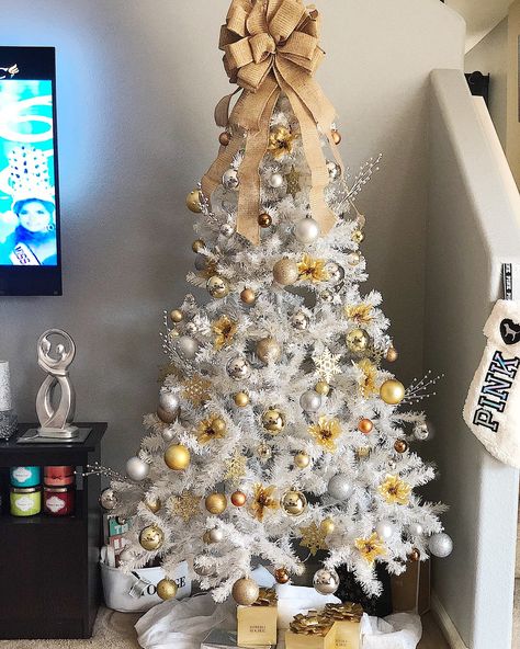 Gold And Silver Christmas, Christmas Cubicle Decorations, Elegant Christmas Tree Decorations, White Christmas Tree Decorations, Christmas Tree Inspo, Pretty Christmas Decorations, Christmas Tree Decorating Themes, Glam Christmas, Elegant Christmas Trees