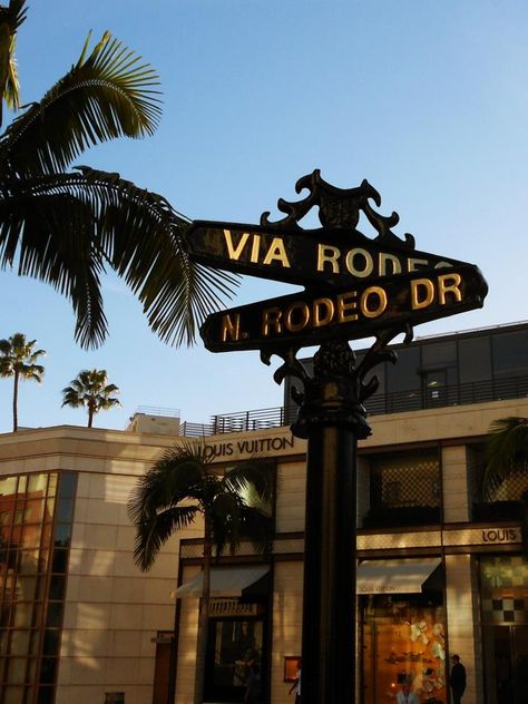 Strolling along Rodeo Drive, Los Angeles CA I just love Rodeo Drive........ great places to shop ....... Driving In La, Beverly Hills Rodeo Drive, Rodeo Drive Shopping, Driving In Los Angeles, Los Angeles Rodeo Drive, Sunset Blvd Los Angeles, Los Angeles Aesthetic, Rodeo Drive, American Dream