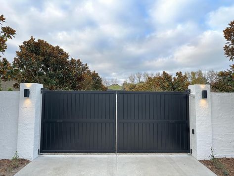 Tongue and groove Aluminum double swing gates #comunello bearing hinges @gateandgardennz Double Gate Ideas, Double Gate Design, Sliding Gate Motor, Aluminum Driveway Gates, Diy Gate, Contemporary Gates, Gates And Fences, Gate Garden, Gate Motors