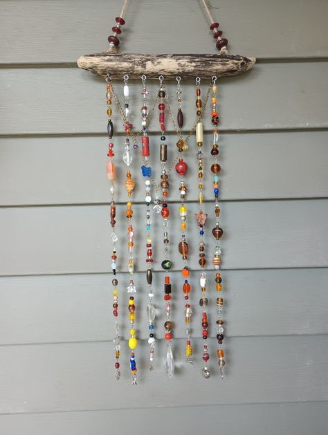 Wind Charm, Yard Art Crafts, Diy Suncatchers, Wind Chimes Craft, Aluminum Can Crafts, Funky Gifts, Hanger Decor, Bead Crafts Diy, Cd Crafts