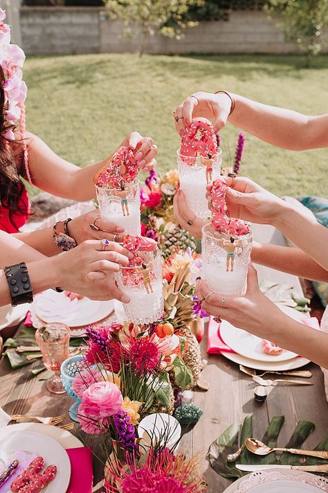 #Bachella: A Coachella-Inspired Bachelorette Party | Southern California Wedding Ideas and Inspiration Boho Hen Party, Boho Bachelorette Party, Boho Bachelorette, Classy Bachelorette Party, Coachella Party, Coachella Inspiration, Awesome Bachelorette Party, Bachelorette Party Planning, Bachelorette Decorations