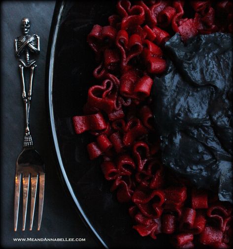 Valentine Horror, Dye Pasta, Heart Shaped Pasta, Horror Food, Gothic Dinner, Heart Pasta, Valentine Dishes, Black Pasta, Gothic Valentine