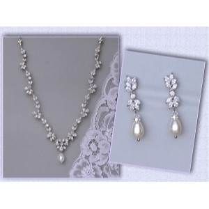 Our white gold necklace and earrings bridal set is full of sparkle and very elegant. Marquise and brilliant cut high quality cubic zircons are set in 18K rhodium for a truly glamorous set to go! Both are light and comfortable to wear and you can customize by your choice of pearl drop. This set is with a bridal discount. Measures: Necklace: L = 16.5" (42 cm) 2" extender chain is available-see drop menu. Earrings: Length : approx 1.25" (3.2 cm) Highest quality cubic zircons set in tarnish resistan White Gold Wedding Set, Gold Wedding Set, Rose Gold Bridal Earrings, Pearl Drop Earrings Gold, Dangle Earrings Wedding, Rose Gold Pearl, Pearl Necklace Vintage, Bridal Jewelry Set, Gold Bridal Earrings