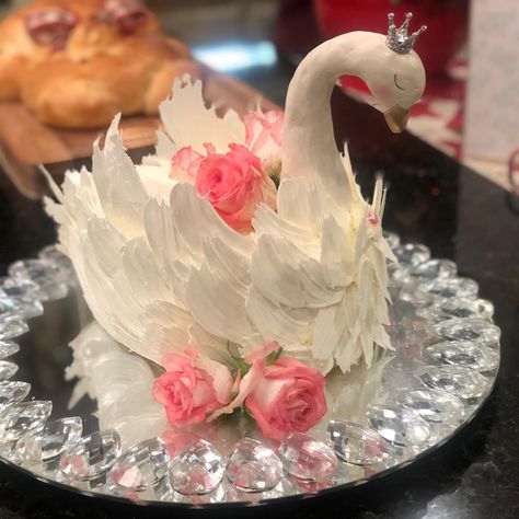 Swan Cake Tutorial, Swan Cake Ideas, Choc Drip Cake, Small Cake Ideas, Swan Cakes, Money Birthday Cake, Swan Cake, Rodjendanske Torte, Modern Birthday Cakes