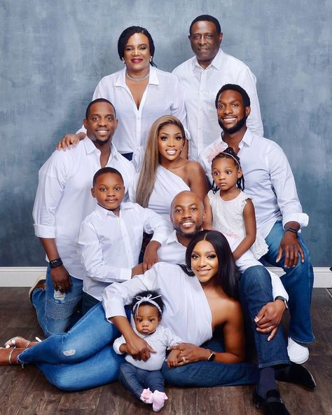 Chioma Ikokwu, Big Family Photo Shoot Ideas, Creative Photography Poses, Studio Family Portraits, Family Photo Studio, Big Family Photos, Family Studio Photography, Christmas Family Photoshoot, Group Photography Poses