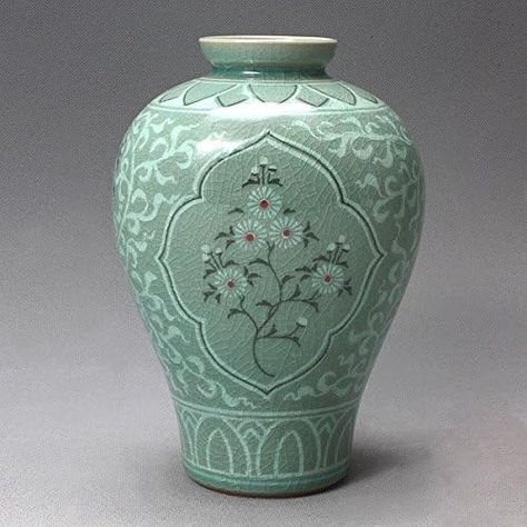 Exquisite inlaid designs, voluminous form Elegantly-curved lines and mysterious color Size: 4.7"W x 4.3"D x 7.1"H (12 x 11 x 18cm) Diamond Windows, Korean Celadon, Chrysanthemum Design, Korean Pottery, Pottery Home Decor, Celadon Ceramics, Celadon Glaze, Pottery Store, Copper Paint