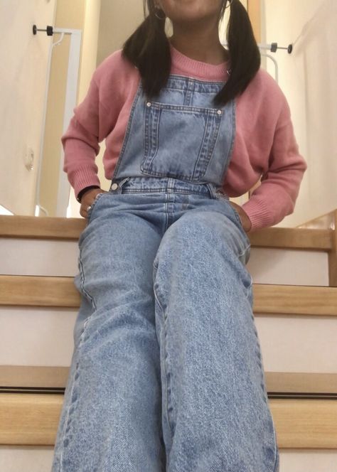 Pink Baggy Outfit, Cutecore Pants, Pink Overalls Aesthetic, Cutecore Outfit With Pants, Kawaii Overalls Outfit, Overall Outfit Coquette, Aesthetic Kawaii Outfits, Pastel Pink Outfits Aesthetic, Casual Pink Relaxed Fit Overalls