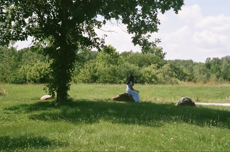 Spring Film Aesthetic, Cinematic Field Photography, Spring Movies Aesthetic, Dreamy Film Aesthetic, Field Cinematography, Cinematic Photography Landscapes, Green Film Aesthetic, Grassy Field Aesthetic, Dreamy Photography Nature