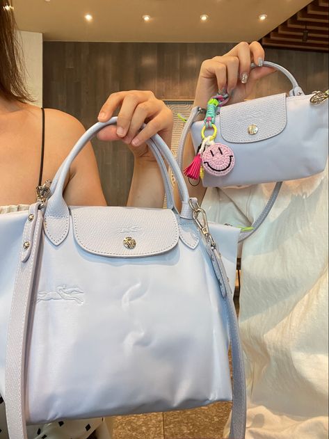 We all like the new products of the longchamp bag. I bought the same bag and carried each other.We transformed the bag together and we could carry it up Longchamp Bag Charm, Pink Longchamp Bag, Longchamp Pouch, Blue Bag Outfit, 2024 Wishes, Bag Wishlist, Longchamp Purse, Luxury Things, Longchamp Bag