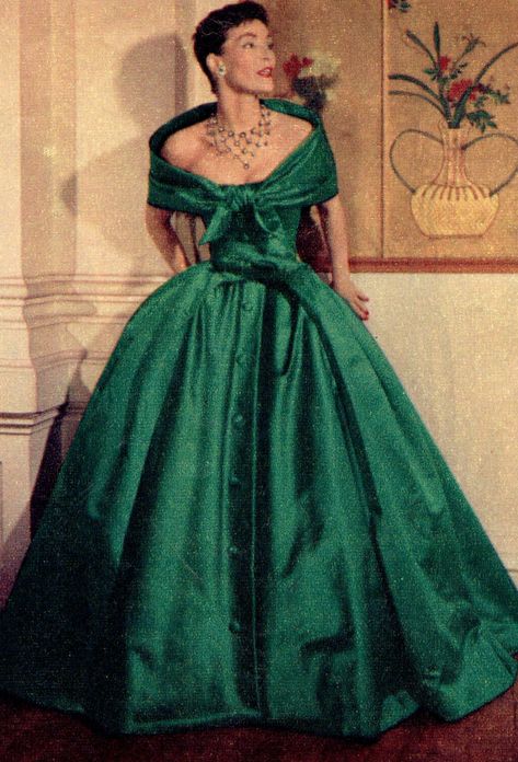 1950s Dreamy Dior Gown in Green Satin This fabulous off-shoulder gown in green satin is from Dior's "Y" line - the stem of the Y branches into width from a high waistline and (inverted) broadens out from waist to hem. Dior Gown, 1950 Fashion, Gaun Fashion, Fifties Fashion, Fashion 1950s, Vintage Gowns, Vintage Couture, Old Fashion, Moda Vintage