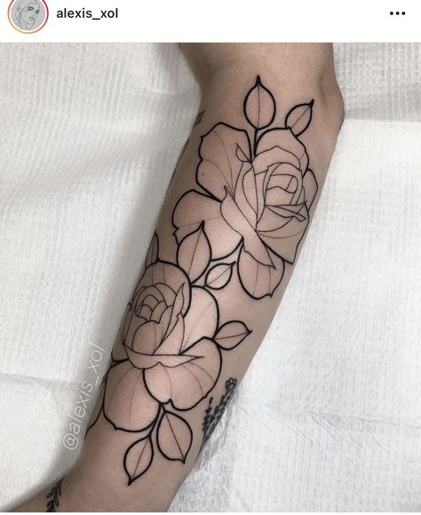 Round Tattoo Placement, Rose Tat, Round Tattoo, Side Thigh Tattoos, Traditional Tattoo Designs, Tattoo Fails, Tattoos Art, B Tattoo, Minimalist Tattoos