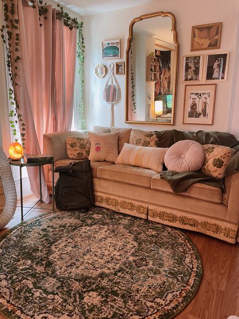 Florence Welch Home Decor, Cottagecore Aesthetic House Decor, French Cottagecore Bedroom, Apartment Living Room Cottagecore, Studio Apartment Cottagecore, Cottagecore Apartment Decor Living Room, Boho Cottagecore Aesthetic, Granny Core House, Grandmas Living Room Aesthetic