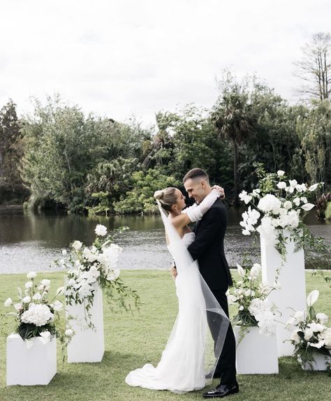 White Wedding Altar, Wedding Arch Minimalist, Simple Wedding Alter, Wedding Altars, Wedding Ceremony Backdrop, Wedding Ceremony Flowers, Church Flowers, Civil Wedding, Wedding Decor Elegant