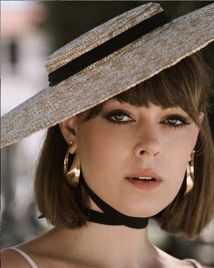 Barely There Makeup, Jenny Cipoletti, Side Bangs Hairstyles, Medium Layered Hair, Fancy Hats, Romantic Look, Romantic Dress, Beautiful Hats, Mode Inspiration