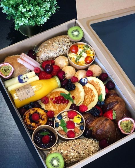 Brunch Box Ideas, Brunch Box Breakfast, Breakfast Box Ideas, Boxed Lunch Catering, Mom Brunch, Breakfast Gift Basket, Picnic Date Food, Breakfast Basket, Breakfast Gift