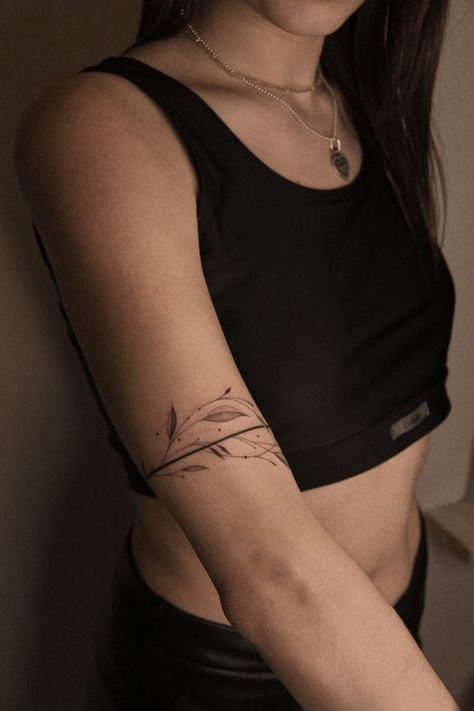 Armband Tattoo Frau, Arm Cuff Tattoo, Bicep Tattoo Women, Feminine Shoulder Tattoos, Wrap Around Wrist Tattoos, Wrap Around Tattoo, Around Arm Tattoo, Cuff Tattoo, Wrap Tattoo