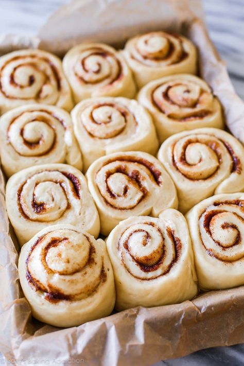 Overnight cinnamon rolls recipe on sallysbakingaddiction.com Air Buns, Overnight Cinnamon Rolls Recipe, Amazing Deserts, Nice Buns, Overnight Cinnamon Rolls, Sallys Baking, Dessert Breads, Cinnamon Roll Recipe Homemade, Chocolate Deserts