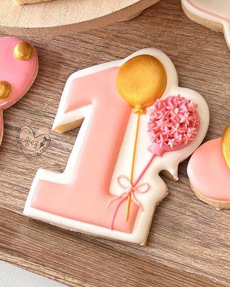 Lusie Kinn (@lusiesweetart) • Instagram photos and videos Number Cookies Decorated, Number 1 Cookies, Bday Cookies, Number Cookies, Cookie Techniques, 1 Cookies, One Happy Dude, Cookies Decoradas, Decorative Cookies