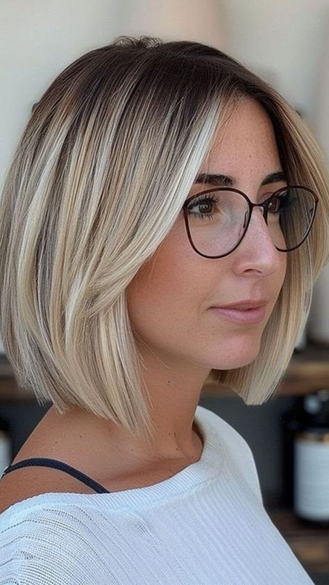 Short Hair For 30 Year Old Women, Bobs With Face Framing Layers, Bob With Layers Haircut, Bob With Framed Face, Short Straight Hairstyles Round Face, Face Framing Bob Shoulder Length, Short Hair Frame Face, Frame Face Hair, Textured Bob Round Face