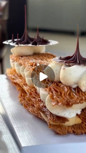 Lemon Mille Feuille, Millie Feuille Desserts, Dessert Trends 2024, Millefeuille Dessert, Mille Feuille Recipe, Millefeuille Recipe, Caramel Dessert Recipes, Vanilla Recipes, Mascarpone Cream