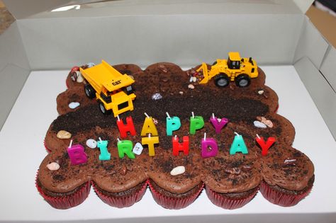 Rebecca's Amazing Creations: Construction Pull-Apart Cupcake Cake Construction Cupcakes, Ideas For Cupcakes, Cupcake Recipes For Kids, Construction Birthday Cake, Pull Apart Cupcake Cake, Ideas Cupcakes, Pull Apart Cake, Cake Pulls, Pull Apart Cupcakes