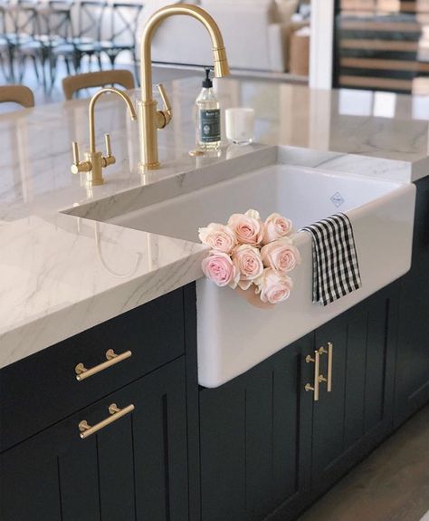 Ikea Farmhouse, Gold Kitchen Faucet, Farmhouse Sink Faucet, Gold Faucet, Gold Kitchen, Farmhouse Sink Kitchen, Kitchen Farmhouse, Kitchen Trends, Kitchen Sink Faucets