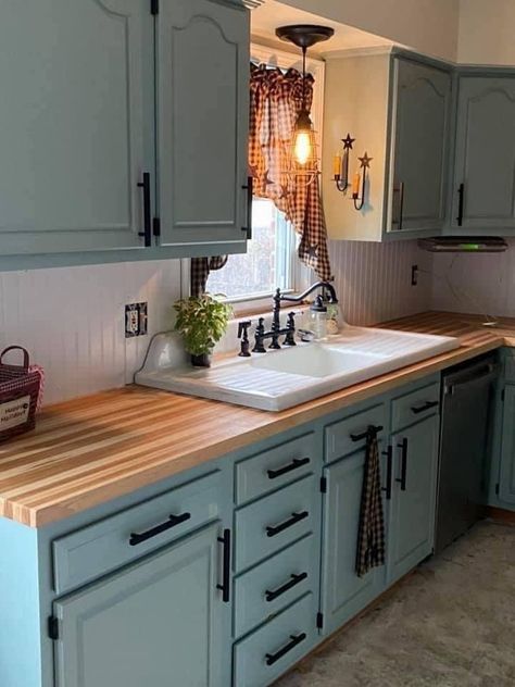 Kitchen London, Country Farmhouse Kitchen, High End Home, Diy Kitchen Renovation, Kitchen Design Modern White, Kitchen Remodel Before And After, Kitchen Cabinets Makeover, Kitchen Design Plans, Green Cabinets