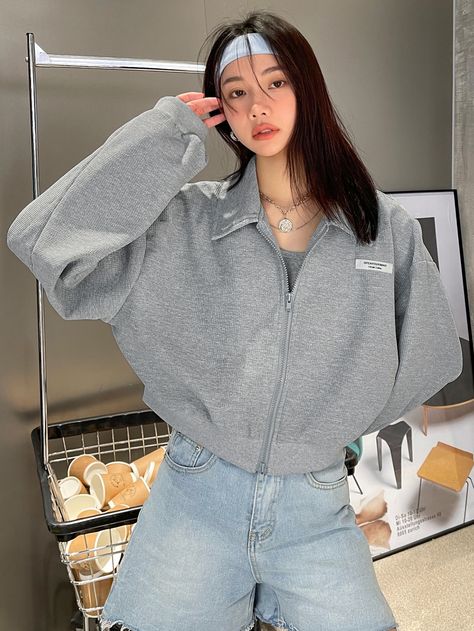 DAZY Letter Patched Detail Drop Shoulder Zip Up Sweatshirt Grey Zip Up Outfits, Short Hoodie Outfit, Binnie Hat Outfits, Grey Outfit Aesthetic, Zip Up Jacket Outfit, Grey Zip Up Outfit, Zip Up Jacket, Gray Outfits For Women, Grey Jacket