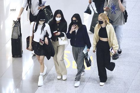 Safe Flight, In Airport, Cr Logo, Dancing In The Moonlight, Jennie Jisoo, Just You And Me, Icn Airport, Unique Image, Group Photos