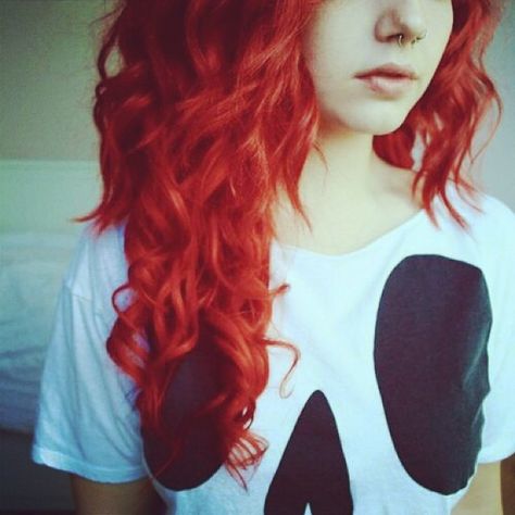 Fete Emo, Girl With Red Hair, Emo Scene Hair, Scene Girl, Dyed Red Hair, Piercings For Girls, Emo Hair, Scene Girls, Alternative Hair