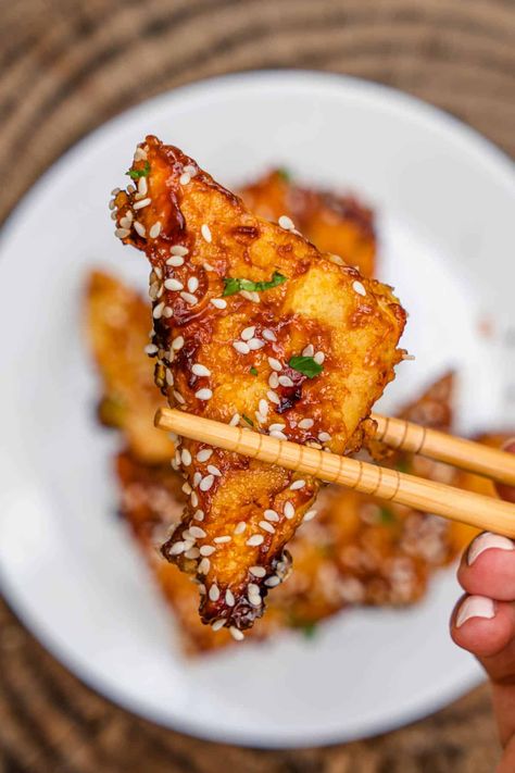 This sticky tofu is crispy on the outside with a sweet sticky glaze. The perfect dinner with rice and veggies and easy to make in 15 minutes Dairy Free Tofu Recipes, Few Ingredient Vegan Meals, Easy Dinner Recipes No Meat, Dinner With Rice, Tofu Dinner, Glazed Tofu, Sticky Tofu, Tofu Recipes Healthy, Rice And Veggies