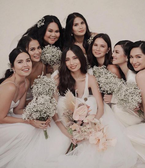 COSA DESIGN & STYLING on Instagram: “Flower bouquets for @martine and her lovely bridesmaids #martineisaho @alilavillasuluwatu photo by @mangored_studios” Bridal Entourage, Wedding Entourage, Bouquet Dress, Wedding Motifs, White Bridesmaid, Boho Beach Wedding, Bridesmaid Colors, Wedding Theme Colors, Wedding Bridal Party