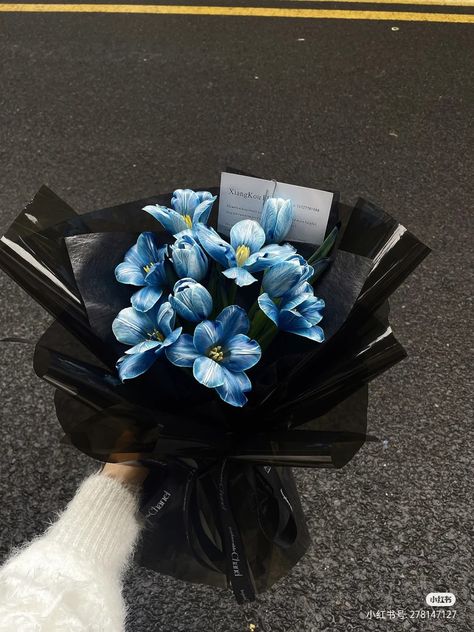 Blue Flowers Bouquet, Luxury Bouquet, Diy Bouquet Wrap, Luxury Flower Bouquets, Boquette Flowers, Flower Gift Ideas, Flower Boutique, Bloom Blossom, Dark Flowers