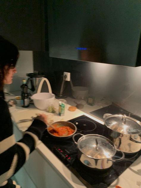 Cooking With Girlfriend Aesthetic, Cooking For One Aesthetic, Someone Cooking Aesthetic, Cook Dinner Aesthetic, College Dinner Aesthetic, Kitchen Friends Aesthetic, Cooking Lunch Aesthetic, Cooking Dinner With Friends Aesthetic, Female Cooking Aesthetic