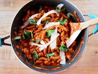 Italian Sausage Pasta Skillet Recipe | Ree Drummond | Food Network Pioneer Woman Fried Red Onions, Chive Dressing, Decadent Dinner, Pan Pasta, Ree Drummond Recipes, One Pan Pasta, Tv Recipes, Italian Sausage Pasta, Sweet Italian Sausage