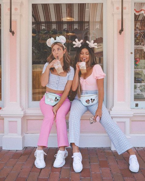 Friends Disney Pictures, Disney Group Outfits, Disney World December Outfits, Disneyworld 2024, Disney Besties, Outfits For Disney, Bestie Trip, Disneyworld Outfits, Disney Bands