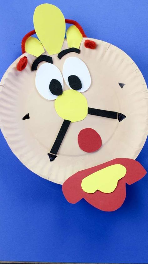 how to make a Beauty And The Beast Cogsworth Clock Craft. This is a fantastic and easy craft to make with children using a paper plate. Cogsworth is a Beauty And The Beast Cogsworth, Beauty And The Beast Crafts, Cogsworth Clock, Fantasy Camp, Disney Crafts For Kids, Princess Crafts, Craft To Make, Clock Craft, Beauty And The Beast Party