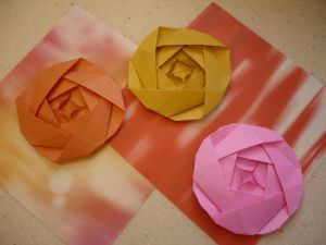 Flat Origami Rose Flat Origami, Easy Origami Flower, Origami Flowers Tutorial, Origami Tutorial Easy, Rainbow Loom Charms, Fabric Origami, Origami Fish, Origami Rose, Folding Origami