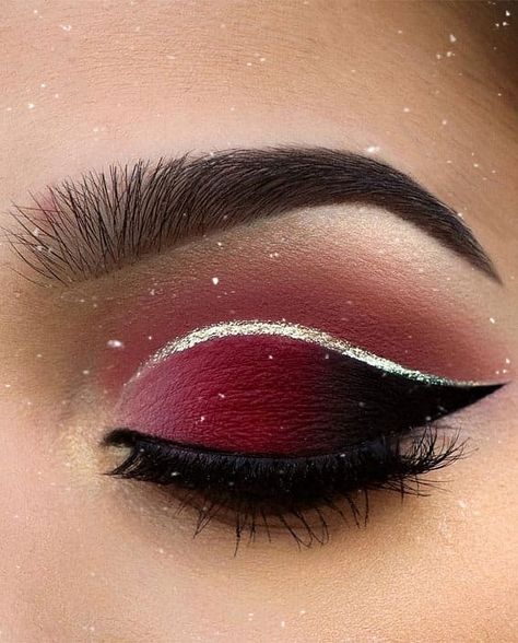 Dark Berry Eye Makeup & Rose Gold Line Christmas Picture Makeup Ideas, Black And Maroon Eye Makeup, Makeup Looks Christmas Party, Red Christmas Eyeshadow Looks, Red N Black Makeup, Christmas Photo Makeup, Elegant Christmas Makeup Looks, Sweet 16 Makeup Black, Christmas Smokey Eye