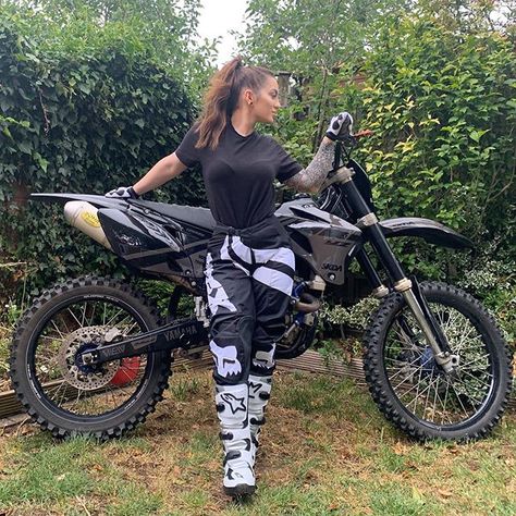 Womens Dirt Bike Gear, Bike Outfits Women, Motocross Outfits, Dirt Bike Riding Gear, Motocross Girls, Dirt Bike Gear, Bike Outfits, Moto 50cc, Motocross Love