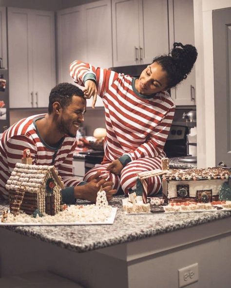 Gingerbread House Contest, Christmas Goals, Somebody's Son, Christmas Couple Photos, Christmas Couple Pictures, Christmas Pictures Outfits, Christmas Family Photoshoot, Family Christmas Pictures, Cute Couple Outfits