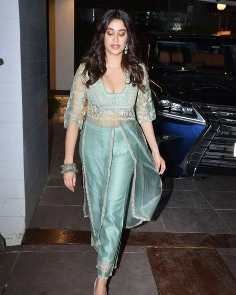 Chunky Bangles, Organza Kurta, Dori Work, Peach Eyeshadow, Transparent Heels, Janhvi Kapoor, Loose Hair, Kurta Designs Women, Inspirational Celebrities