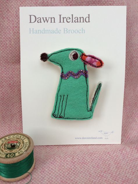 Small Soft Toys, Fabric Brooch, Free Motion Embroidery, Felt Jewelry, Felt Brooch, Small Sewing Projects, Textile Jewelry, Brooches Handmade, Needle Art